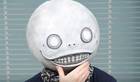 El creador de Nier Automata explica por qué se oculta tras una máscara